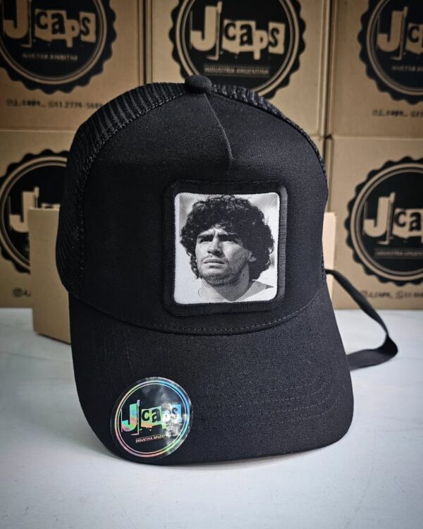 El Diego y sus gorras